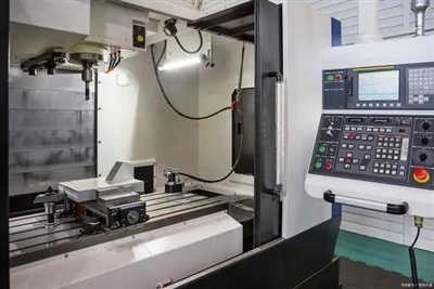 ¿Cómo funciona la máquina de torno CNC?