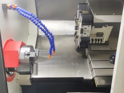¿Cuáles son los componentes clave de un torno CNC?